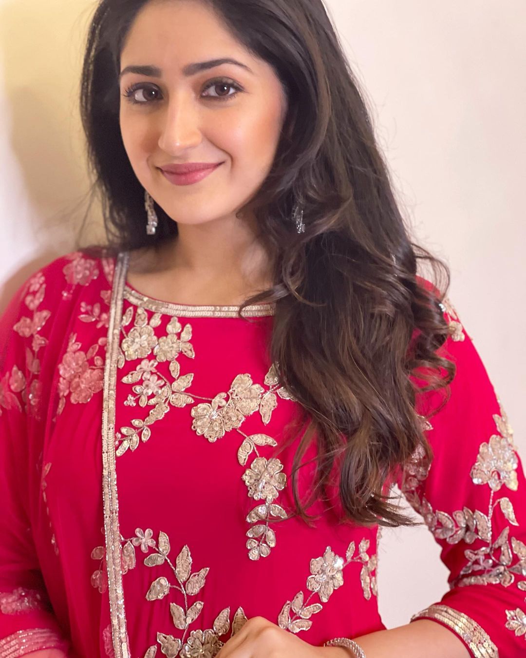 साल 2019 में सायशा ने साउथ फिल्म अभिनेता आर्या के साथ विवाह किया था। हैरानी की बात यह है सायशा अपने पति से उम्र में 17 साल छोटी है। 11 दिसंबर 1980 को जन्मे एक्टर आर्या की उम्र 39 वर्ष और सायशा की उम्र अभी 22 साल है। दोनों ने लव मैरिज की है