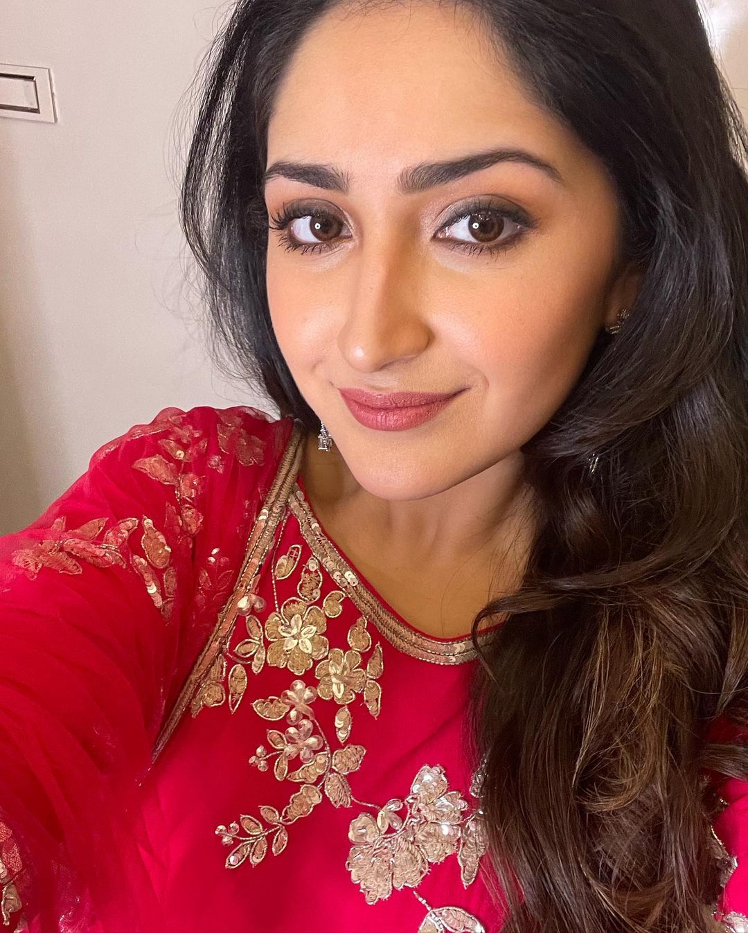 वह पूर्व प्रोड्यूसर सुमीत सहगल और अभिनेता शाहीन बानो की बेटी हैं। वर्ष 2015 से फिल्मों में सक्रिय सायशा सहगल सोशल मीडिया पर काफी सक्रिय रहती है। वह आये दिन Instagram पर अपनी खूबसूरत और आकर्षक तस्वीरें पोस्ट करती है। जिन्हें उनके फैंस और अन्य इंस्टाग्राम यूजर्स काफी पसंद करते है।