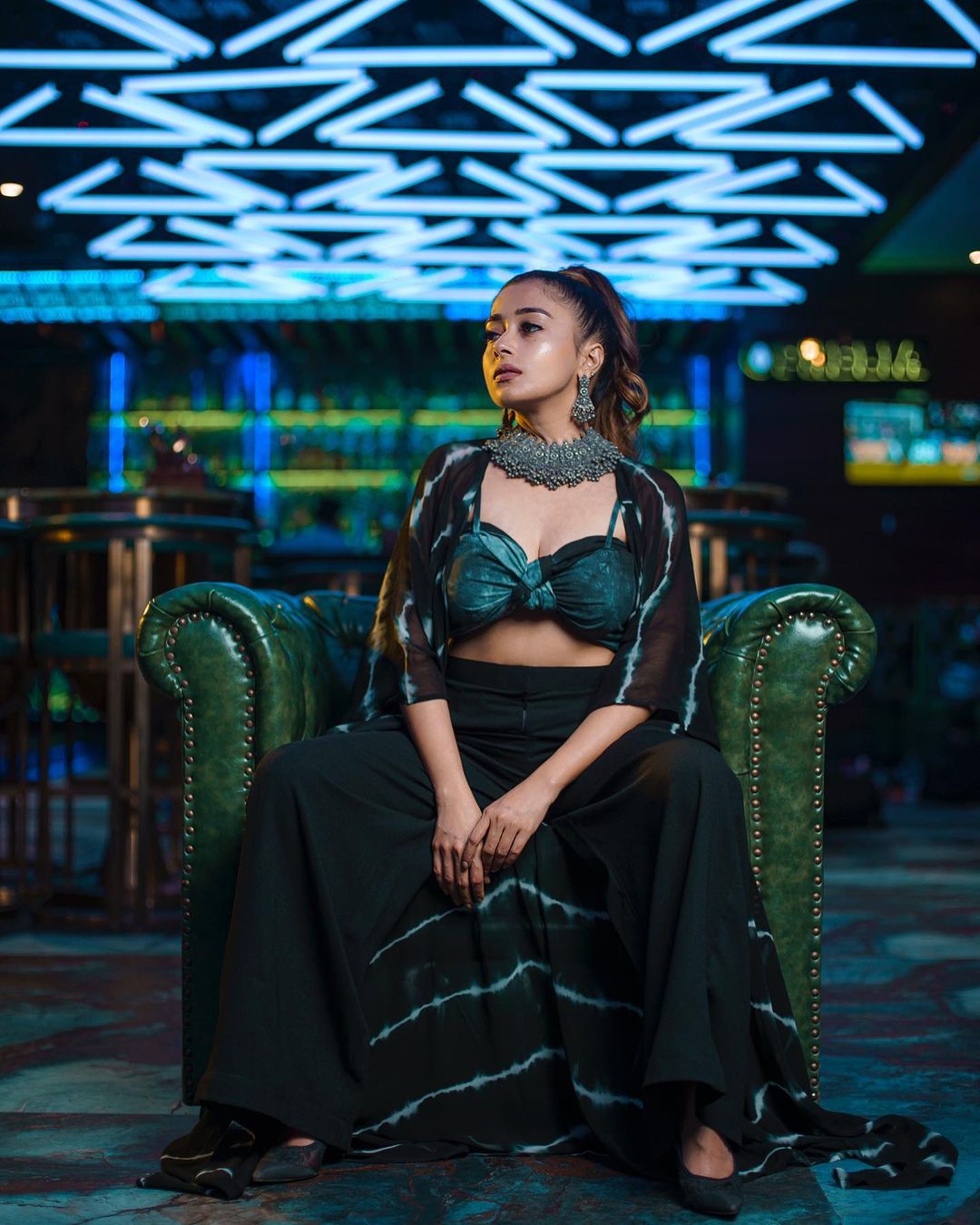 टीना दत्ता ने इस फोटोशूट को शेयर करते हुए दिलचस्प कैप्शन भी दिया हैं। उन्होंने स्टार्स इमोजी शेयर करते हुए अपने मूड को बयां किया है।