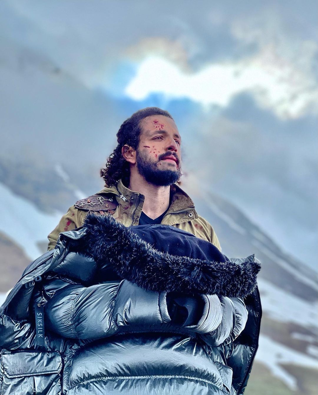 टीजर में एक्टर एकदम डैशिंग लग रहे है। उनके हेयर स्टाइल से लेकर अखिल की बॉडी काफी तगड़ी लग रही है। अभिनेता ने इस फिल्म के लिए जीतोड़ मेहनत की है।