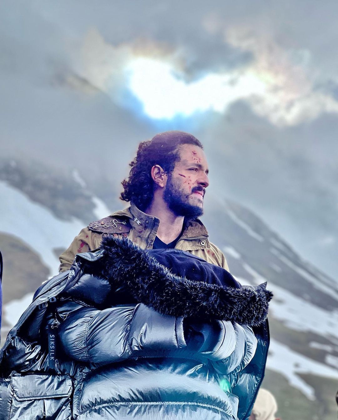 फिल्म की कहानी वक्कंथम वामसी द्वारा लिखी गई है और एके एंटरटेनमेंट्स और सुरेंद्र 2 सिनेमा के तहत रामब्रह्मम सुनकारा द्वारा निर्देशित की जा रही है।