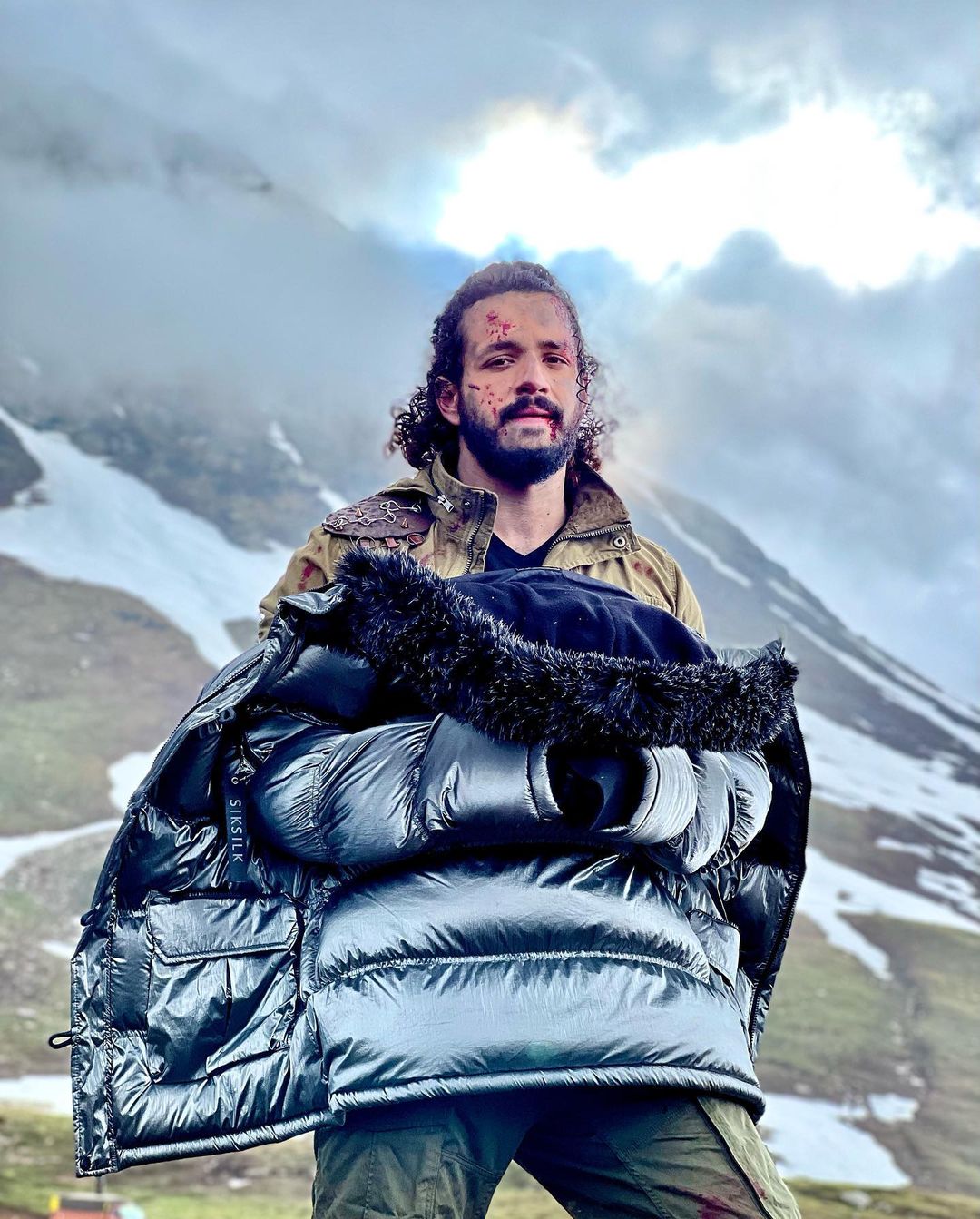 फिल्म को लेकर दर्शकों में भारी क्रेज है। ये फिल्म हिंदी, तमिल, तेलुगु, कन्नड़ और मलयालम भाषाओं में रिलीज हो रही है। इस फिल्म से एक्टर को काफी उम्मीदें है।