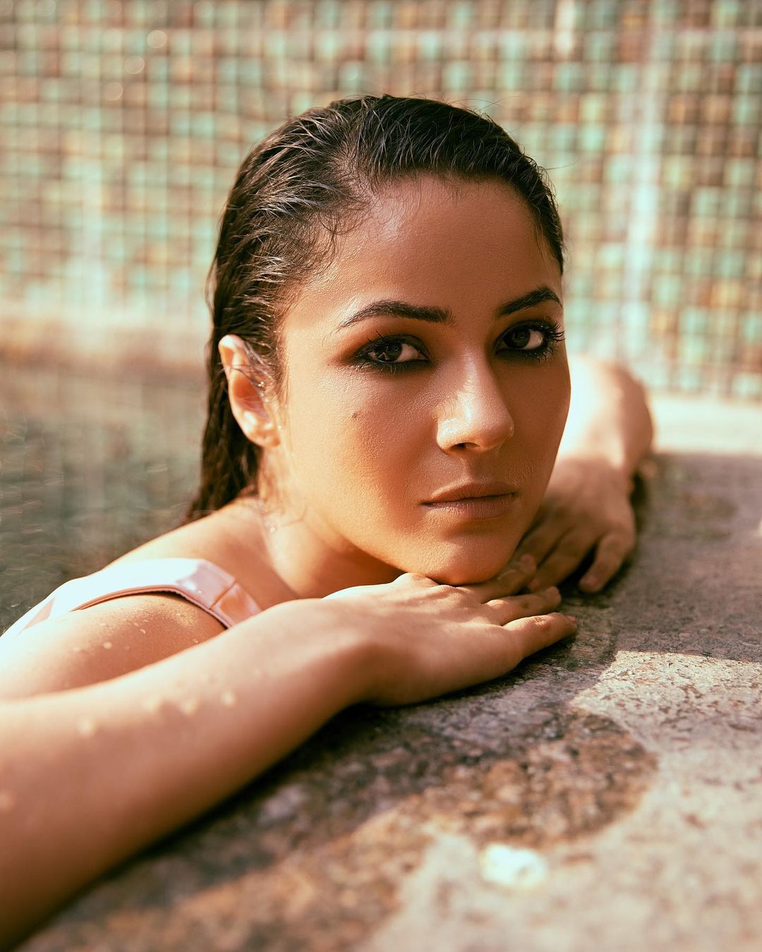 इन तस्वीरों में शहनाज बेहद हॉट और सेक्सी लग रही है। बिग बॉस वाली शहनाज इन फोटो में सनी लियोन जैसी बोल्ड एक्ट्रेस को भी मात दे रही है।