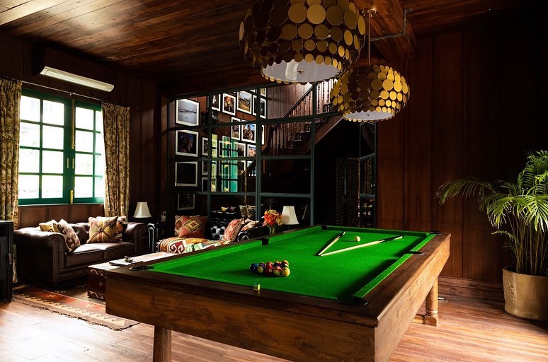 कंगना रनौत के घर का लिविंग रूम भी काफी क्लासी है। ब्राउन कलर के सोफा सेट, झूमर और एंटीक के शो पीस ने एक्ट्रेस के लिविंग रूम में चार चांद लगा दिए हैं। कंगना के घर में एक बड़ा सा पूल टेबल भी मौजूद है। यानी कंगना के आलीशान घर में आराम करने के साथ मनोरंजन के लिए भी खास इंतजाम किए गए हैं।