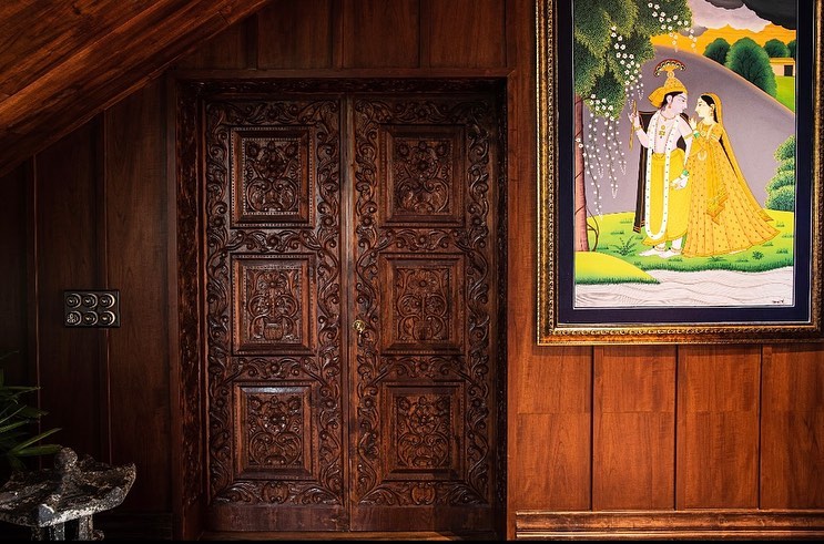 कंगना का घर हिमाचल की खूबसूरत पहाड़ियों के बीच बना हुआ है। एक्ट्रेस ने घर के आउटर लुक की भी फोटो शेयर की है। बाहर से कंगना का घर किसी फिल्म के महल से कम नहीं लग रहा है।