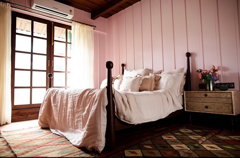 कंगना का नया घर किसी महल से कम नहीं है। एक्ट्रेस के घर में कई सारे मास्टर बेडरूम्स हैं। घर की दीवारों से लेकर फर्नीचर तक, हर चीज रॉयल है। कंगना ने पोस्ट में अपने घर के 3 अलग बेडरूम्स की झलक दिखाई है।