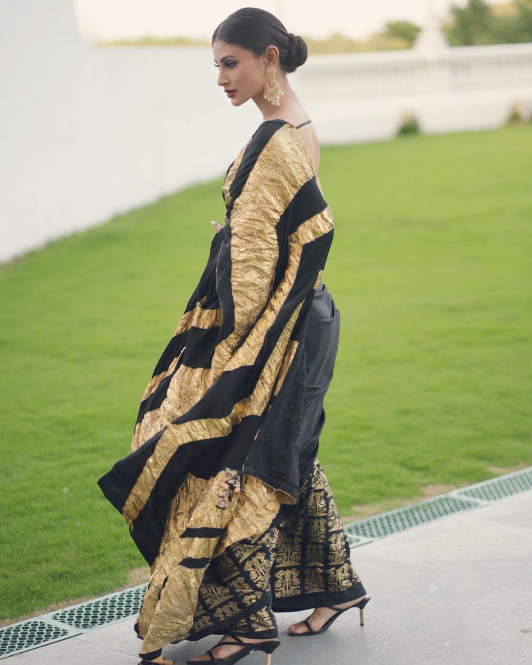 अपनी एक्टिंग से लोगों के दिल में जगह बनाने वाली एक्ट्रेस मौनी रॉय अपने हॉट एंड बोल्ड लुक के चलते छाई रहती हैं। एक्ट्रेस टीवी के साथ-साथ बॉलीवुड में भी अपने कदम जमा चुकी हैं।