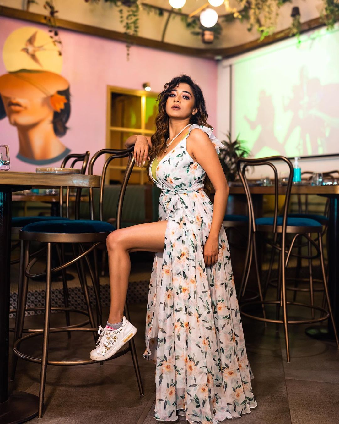 टीना की इन तस्वीरों पर फैंस की प्रतिक्रियाएं तो मिल ही रही हैं लेकिन इसके साथ ही कई सेलेब्रिटीज ने भी उनकी बोल्डनेस की तारीफें की हैं।