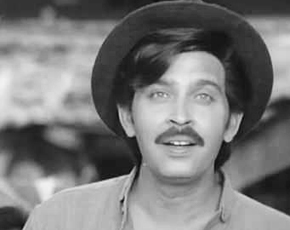 राकेश रोशन ने अपनी फिल्मी करियर की शुरुआत बतौर अभिनेता साल 1970 में की। शुरुआत में उन्होंने पराया धन, त्रिमूर्ति, आंखो आंखो में, नफरत और मदहोश जैसी फिल्मों में छोटे मोटे किरदार निभाए।