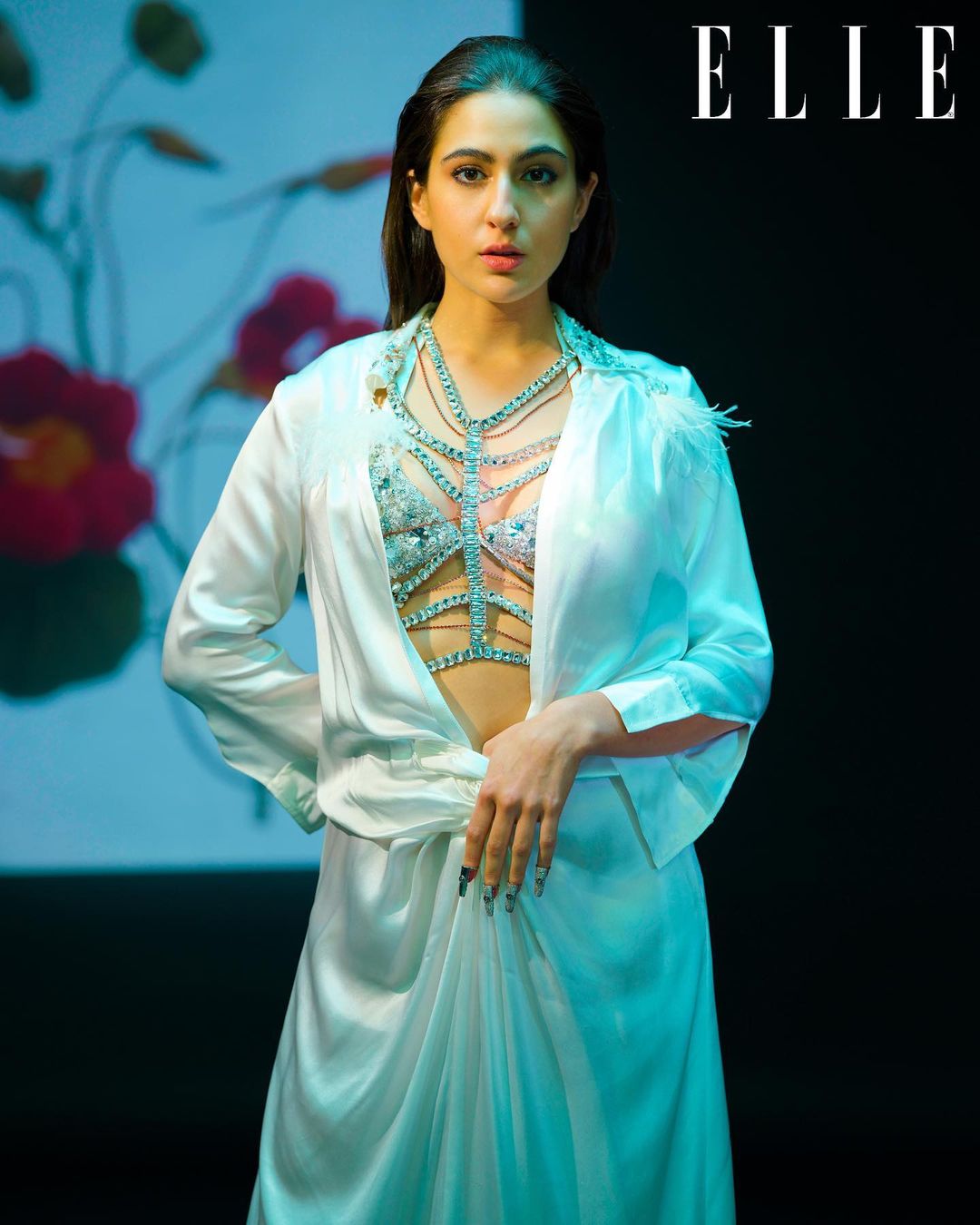 इन तस्वीरों में सारा शिमरी व्हाइट आउटफिट पहने काफी स्टनिंग पोज़ देती दिख रही हैं।