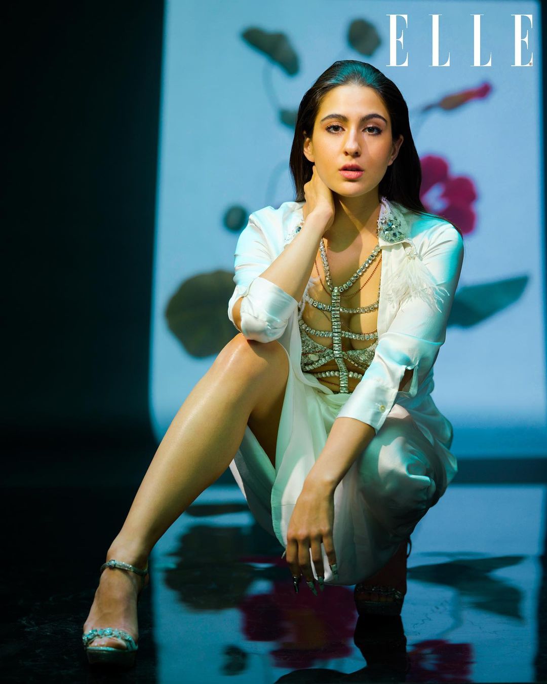 एक्ट्रेस सारा अली खान सोशल मीडिया पर काफी एक्टिव रहती हैं और उनके क्यूट वीडियोज लोगों को खूब पसंद आते हैं। वहीं हसीना अपने फैशन फोटोज को भी शेयर करती रहती हैं, जिसमें उनका बोल्ड अवतार देख फैंस के होश उड़ जाते हैं।