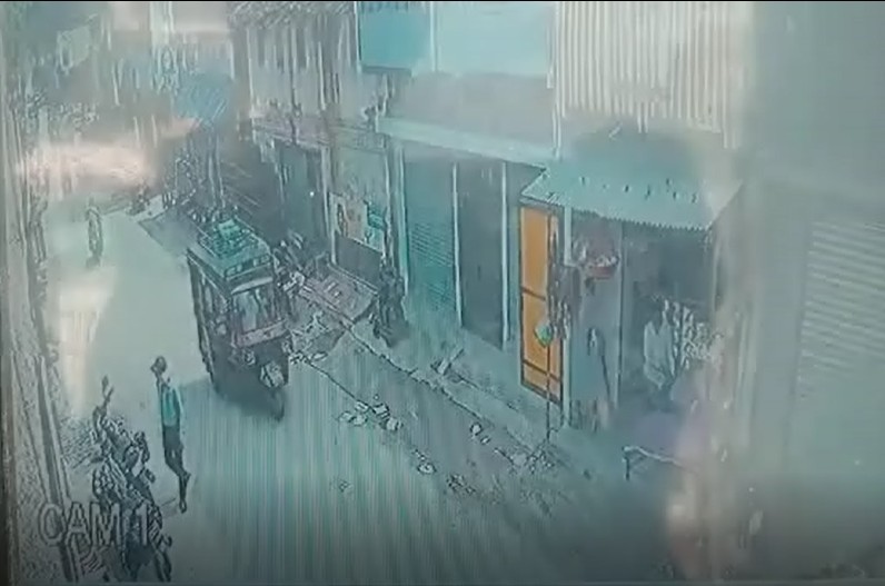 दिनदहाड़े 50 हजार रुपये लेकर फरार हुआ आरोपी, सीसीटीवी कैमेरे में कैद हुई घटना …यहां देखें वीडियो
