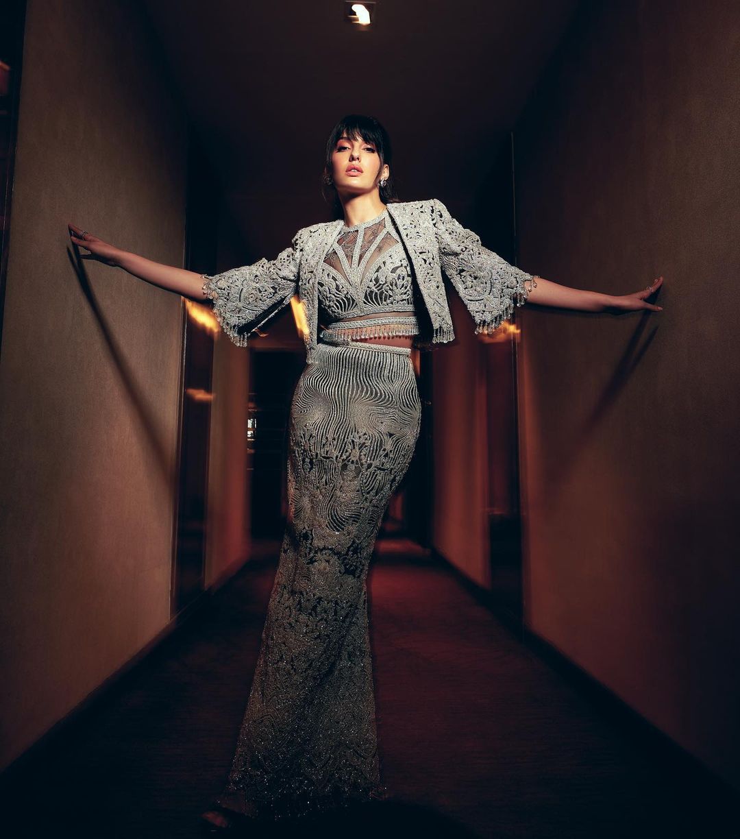 इस तस्वीर में नोरा फतेही ने काफी सिंपल और लाइट मेकअप किया था। इसके साथ ही कर्ल्स देकर बालों को ड्रेस के कलर के साथ मैच किया गया है।