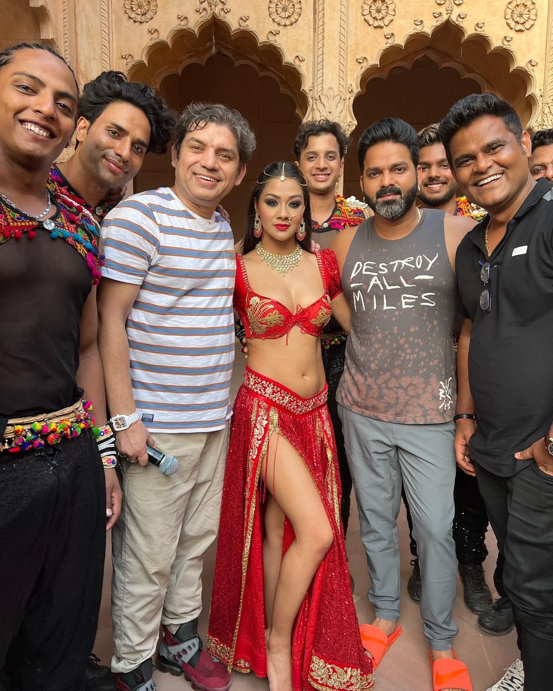 भोजपुरी सिनेमा के सुपरस्टार पवन सिंह अपने नए गाने के साथ एक बार फिर हाजिर हो गए हैं।