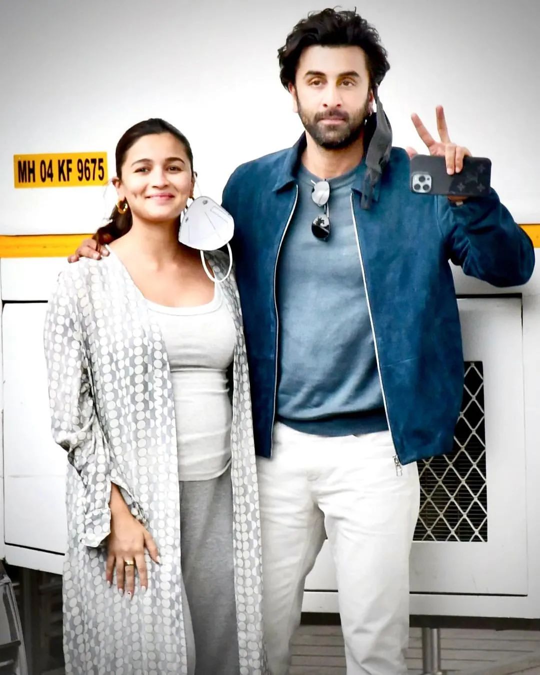 29 वर्षीया एक्ट्रेस आलिया ने 27 जून 2022 को अपने सोशल मीडिया पर एक पोस्ट के जरिए अपने फैंस के साथ अपनी प्रेग्नेंसी की गुड न्यूज़ शेयर की थी। लेकिन उसी दौरान उन्हें कैफ ट्रोल का सामना करना पड़ा। लोगों ने उन्हें लेकर कई तरह की भद्दी बातें करनी भी शुरू कर दी थी।