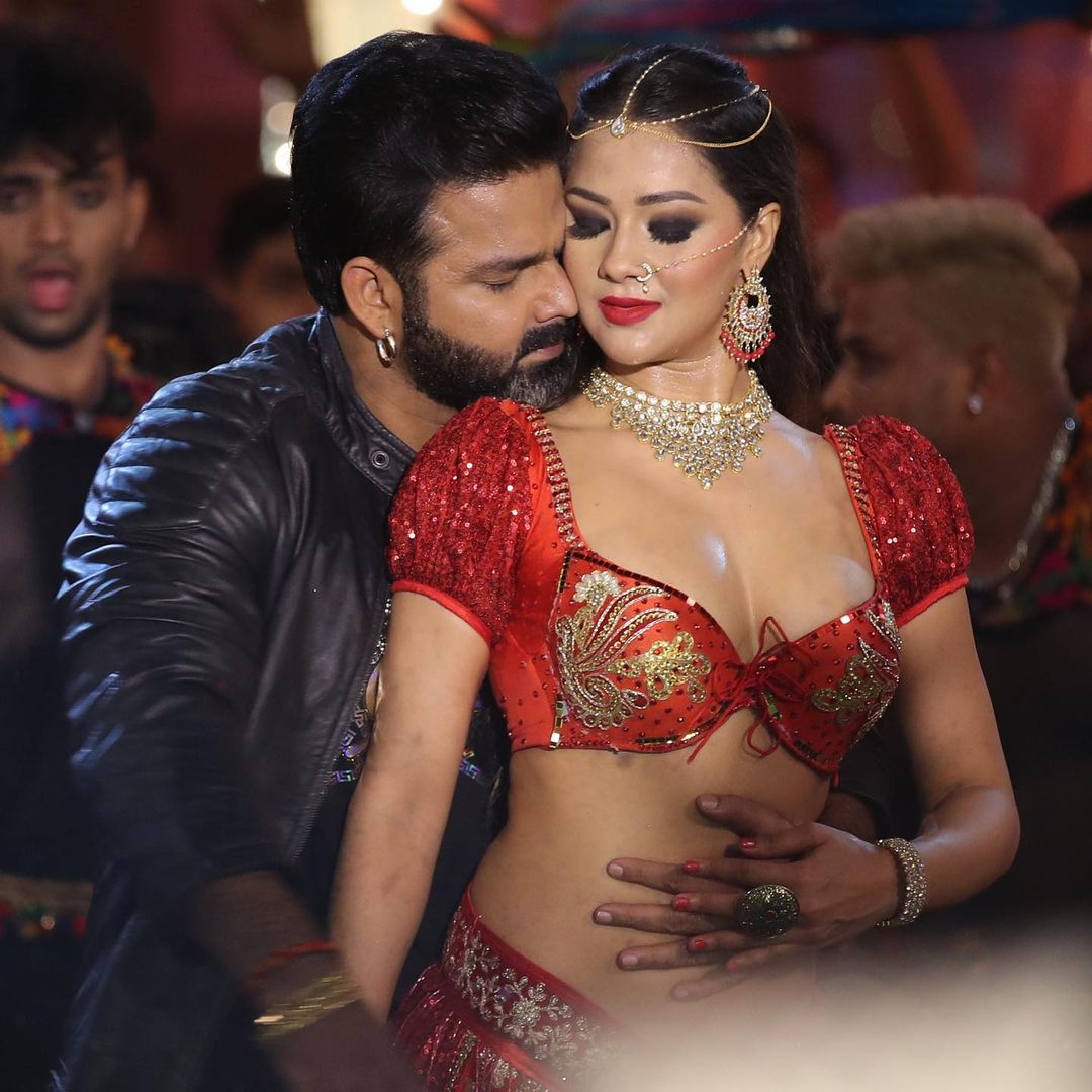 इस बार वह खेसारी लाल यादव की 'पारो' यानी नम्रता मल्ला के साथ थिरकते नजर आ रहे हैं।