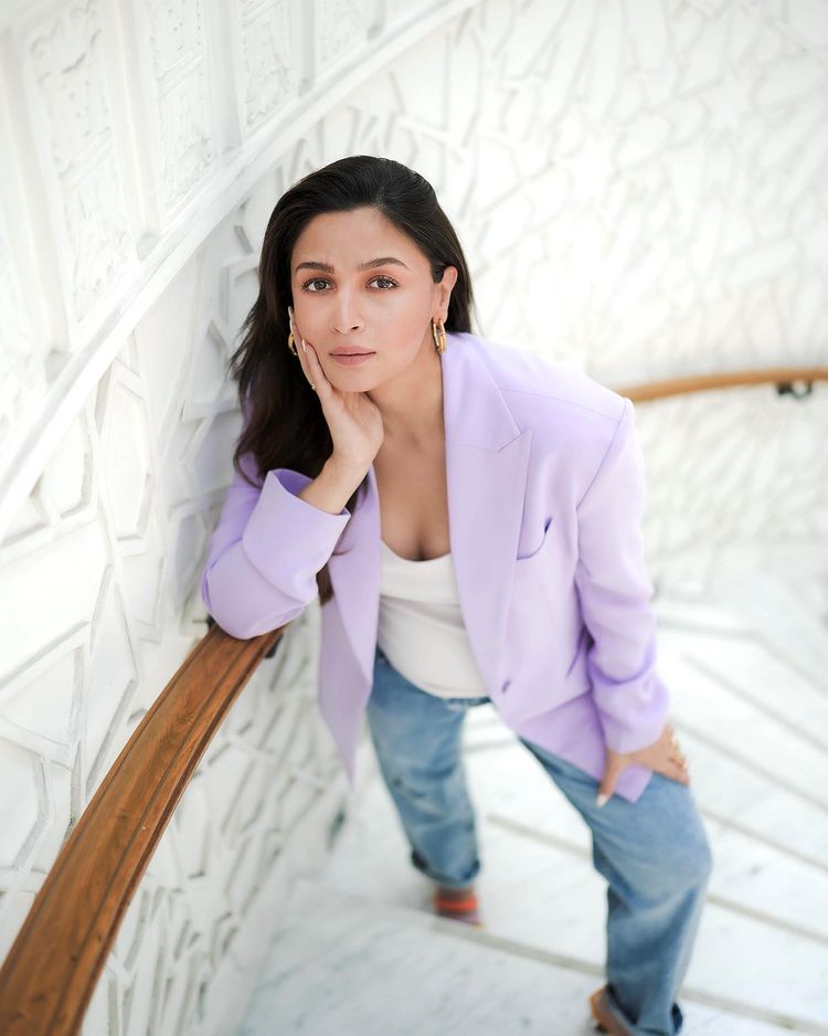 आलिया भट्ट ने अपने लुक को सिंपल लेकिन एलिगेंट रखा और अपने लुक को हूप इयररिंग्स और किटन हील्स के साथ पेयर किया। पहले भी कई बार आलिया भट्ट अपना बेबी बंप फ्लॉन्ट करती नजर आई हैं।