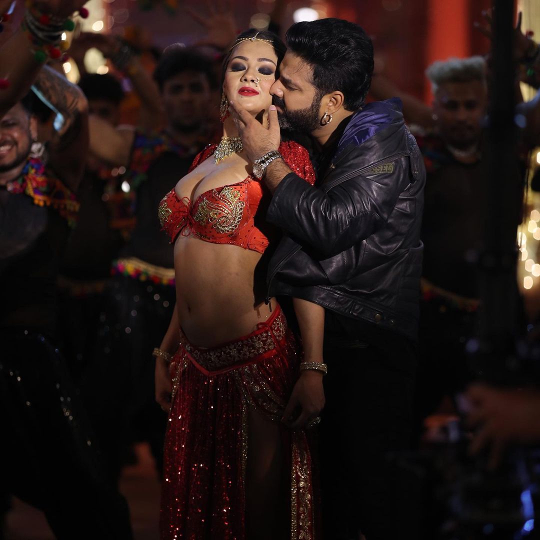 इस गाने को पवन सिंह ने भोजपुरी की मशहूर सिंगर शिल्पी राज के साथ गाया है। दोनों की आवाज का जादू भी इसे और खूबसूरत बना रहा है।