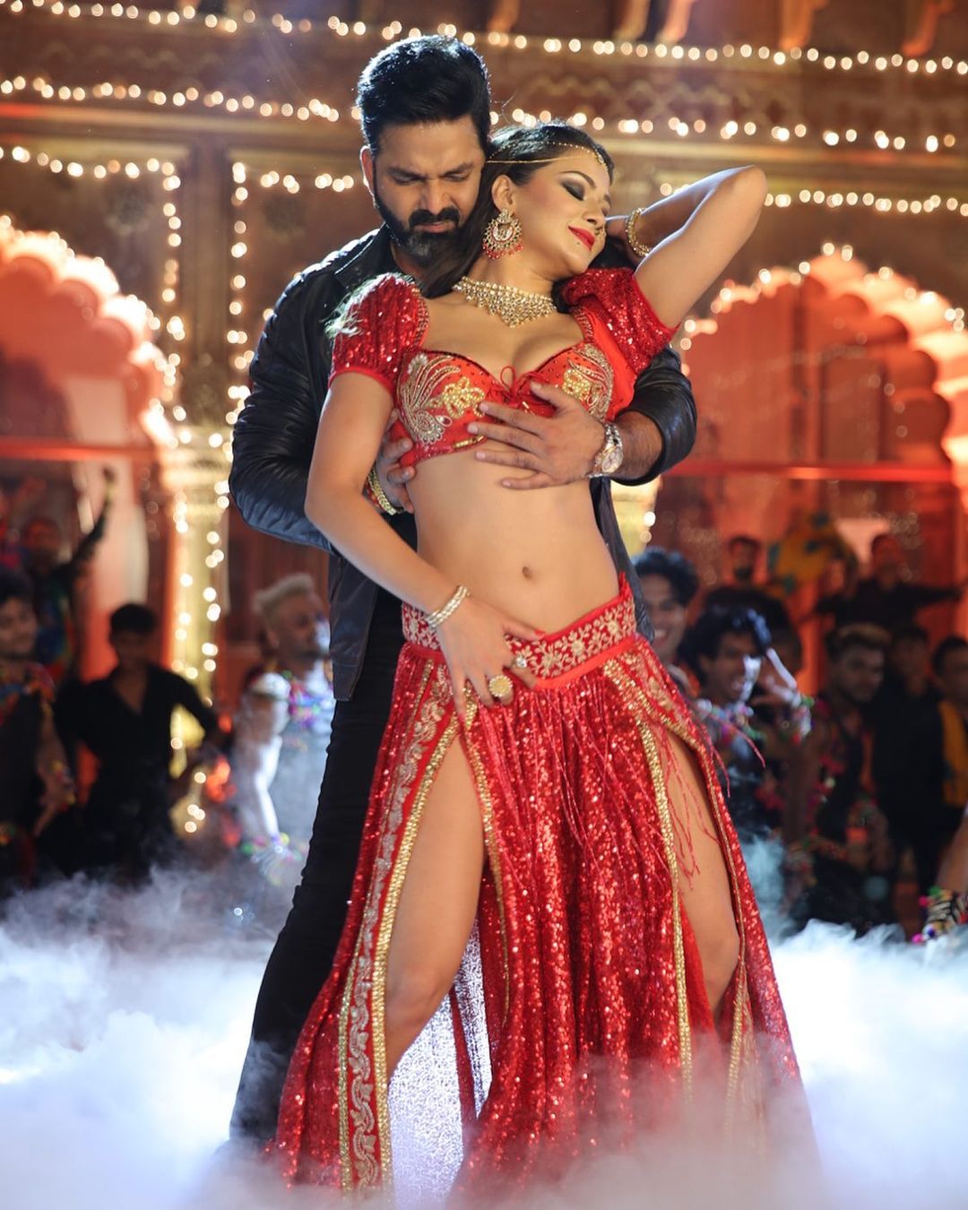 रिलीज होने के कुछ देर बाद ही गाने ने धमाल मचा दिया है और यह लोगों की जुबां पर चढ़ गया है।