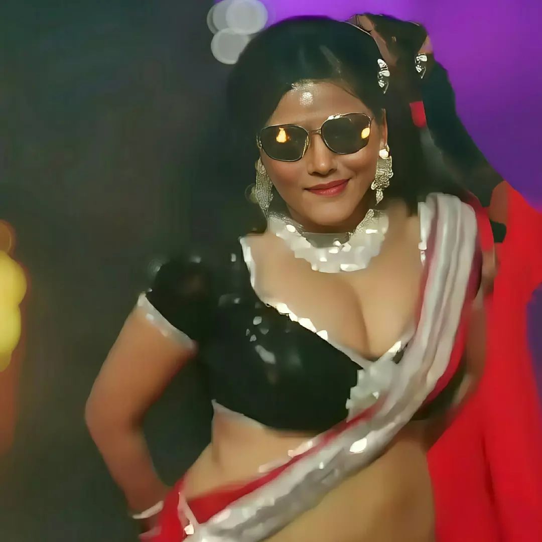 भोजपुरी आइटम क्वीन सीमा सिंह को उनके फैंस डांसिंग क्वीन भी कहकर पुकारते हैं.