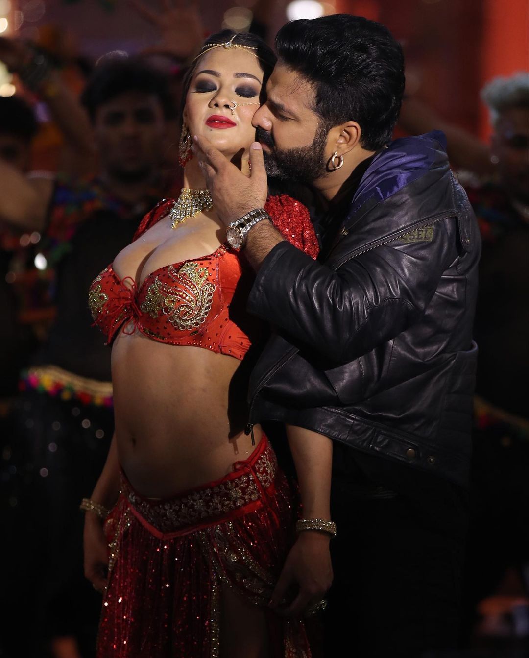 ये तस्वीरें सोशल मीडिया पर खूब धमाल मचा रही हैं. इस गाने को लोग खूब पसंद कर रहे हैं.