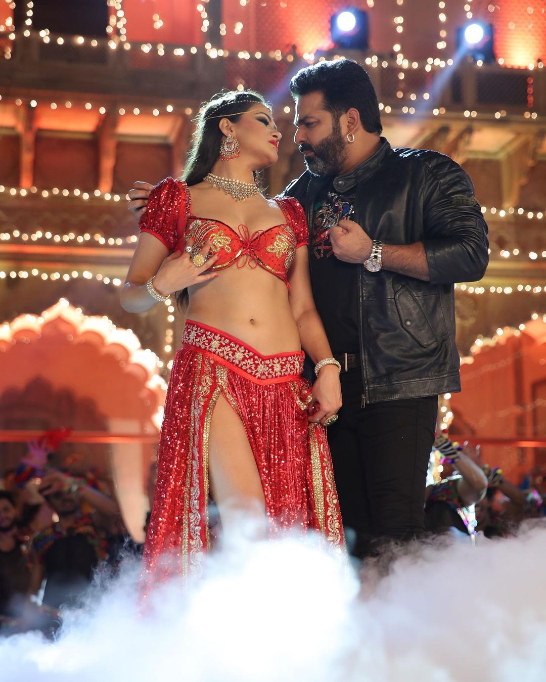 वीडियो में पवन संग नम्रता 'लाल घाघरे' में बोल्ड डांस मूव्स दिखा रही हैं.