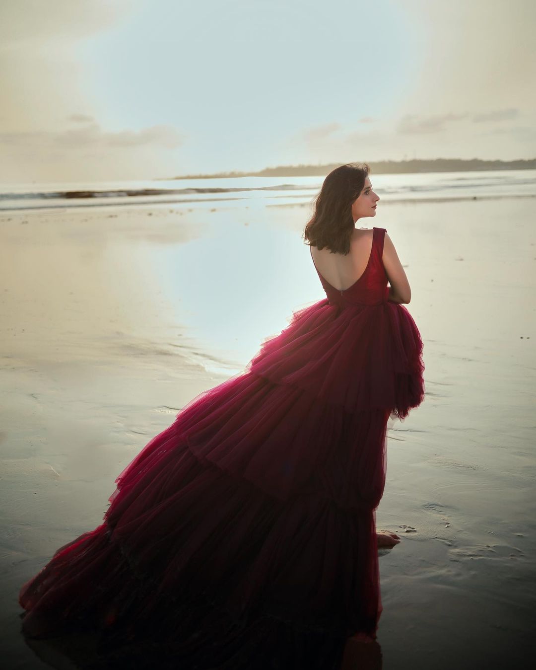 हर दिन सोशल मीडिया पैट अपनी खूबसूरत फोटोज पोस्ट करते हुए ये टीवी एक्ट्रेस इंटरनेट की दुनिया में सनसनी मचाती हुईं नजर आती हैं।