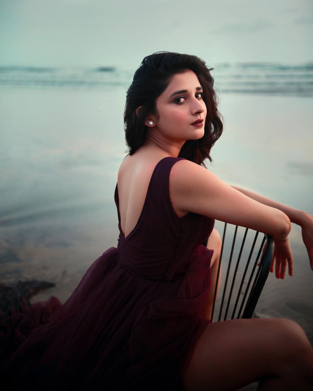 लॉन्ग फेदर गॉउन और बोल्ड मेकअप में कनिका कहर ढा रही है।