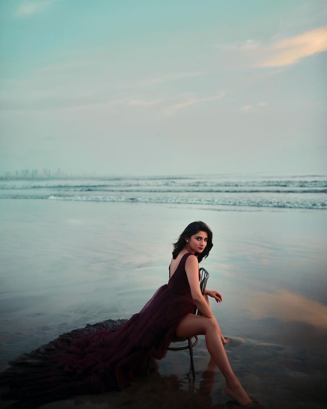 इस ड्रेस में समुद्र के किनारे एक से बढ़कर एक आग लगाने वाले पोज दिए है, जिसे देखकर हर कोई घायल हो रहा है।