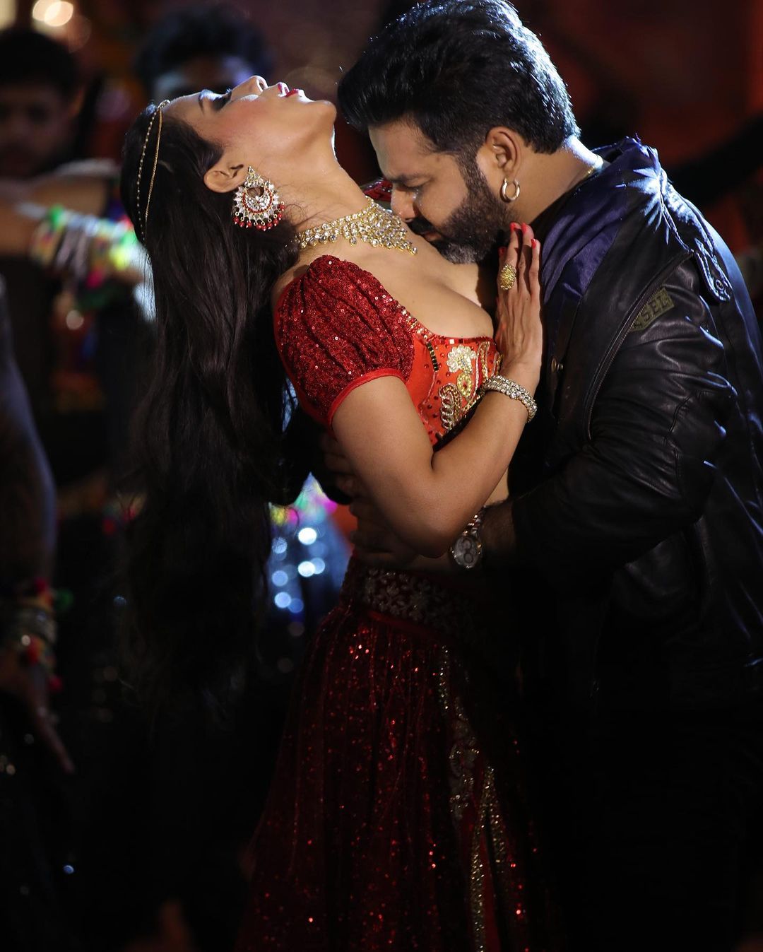 पवन के साथ नम्रता के सिजलिंग अवतार ने लोगों का सारा ध्यान अपनी ओर खींच लिया है.