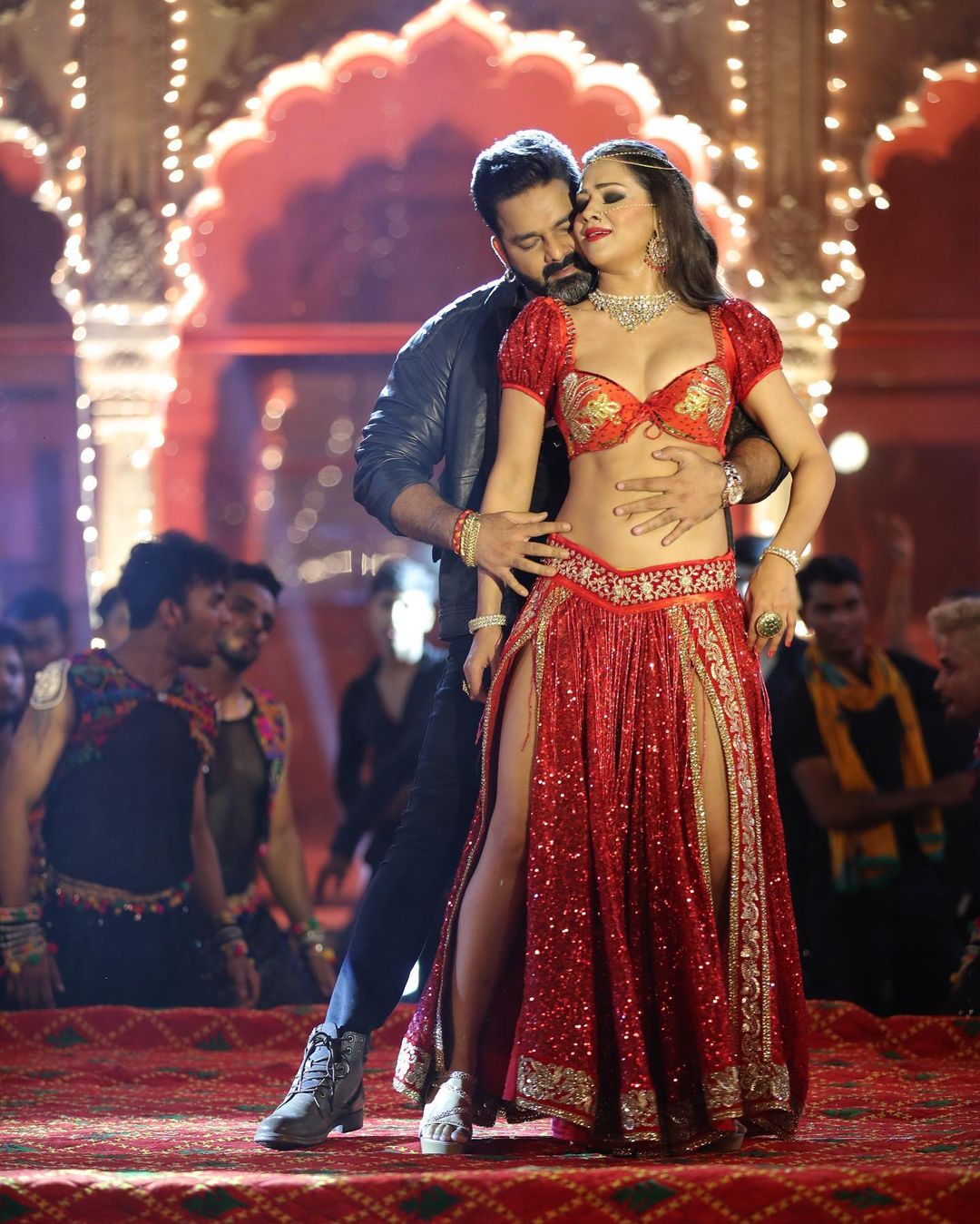 तस्वीरों में दोनों एक दूसरे के बेहद करीब नजर आ रहे हैं.