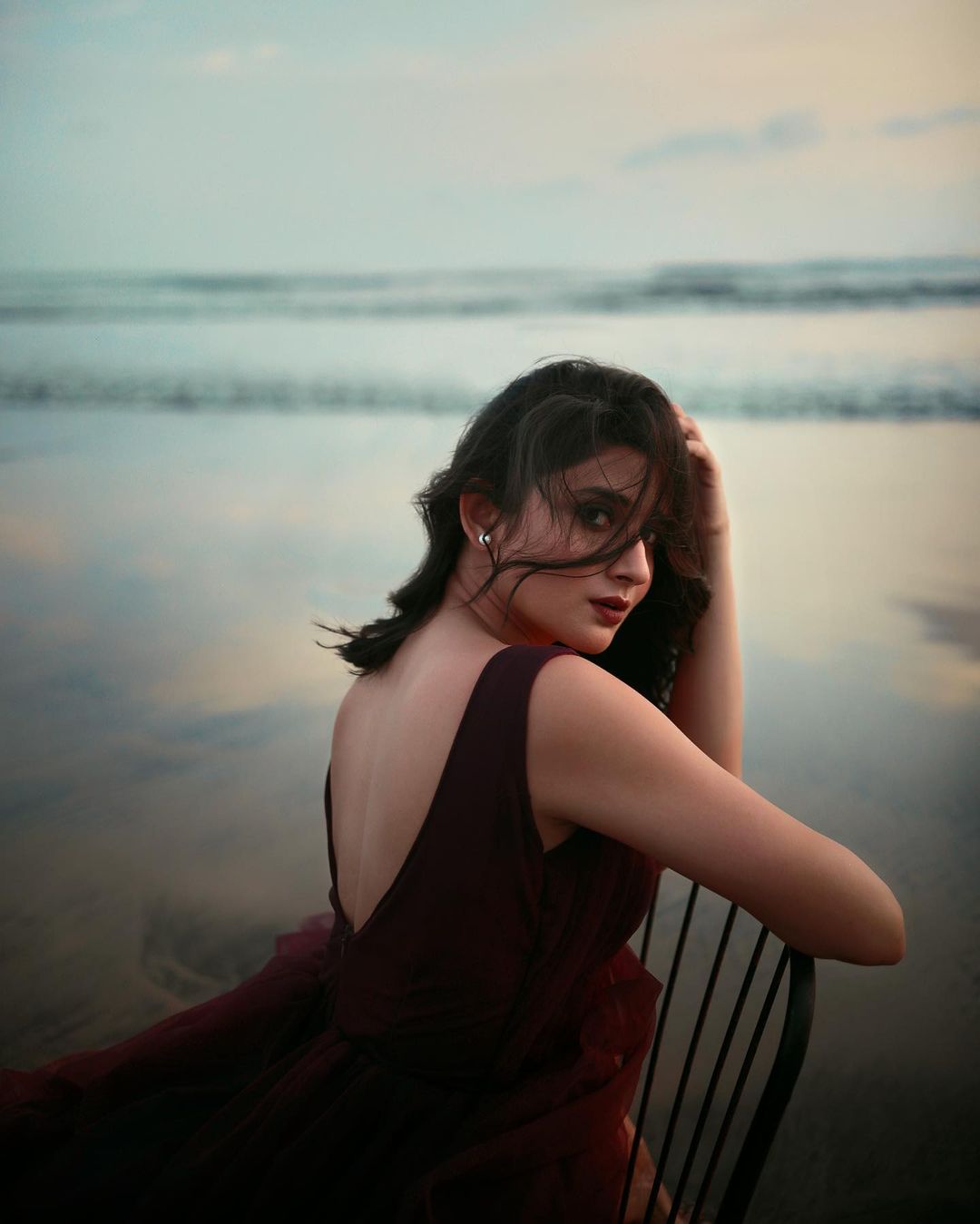 इंटरनेट पर कनिका की फोटोज को फैंस जमकर लाइक कर रहे हैं, इन फोटोज के नीचे लोग फायर इमोजी के साथ कमेंट कर रहे हैं।