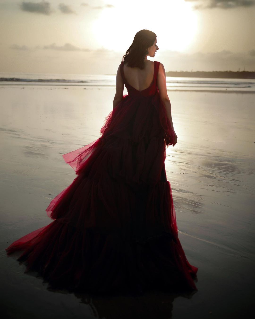 हाल ही में उन्होंने वाइन कलर की गॉउन पहन कर अपनी कुछ बोल्ड फोटोज इंस्टाग्राम पर शेयर की हैं।