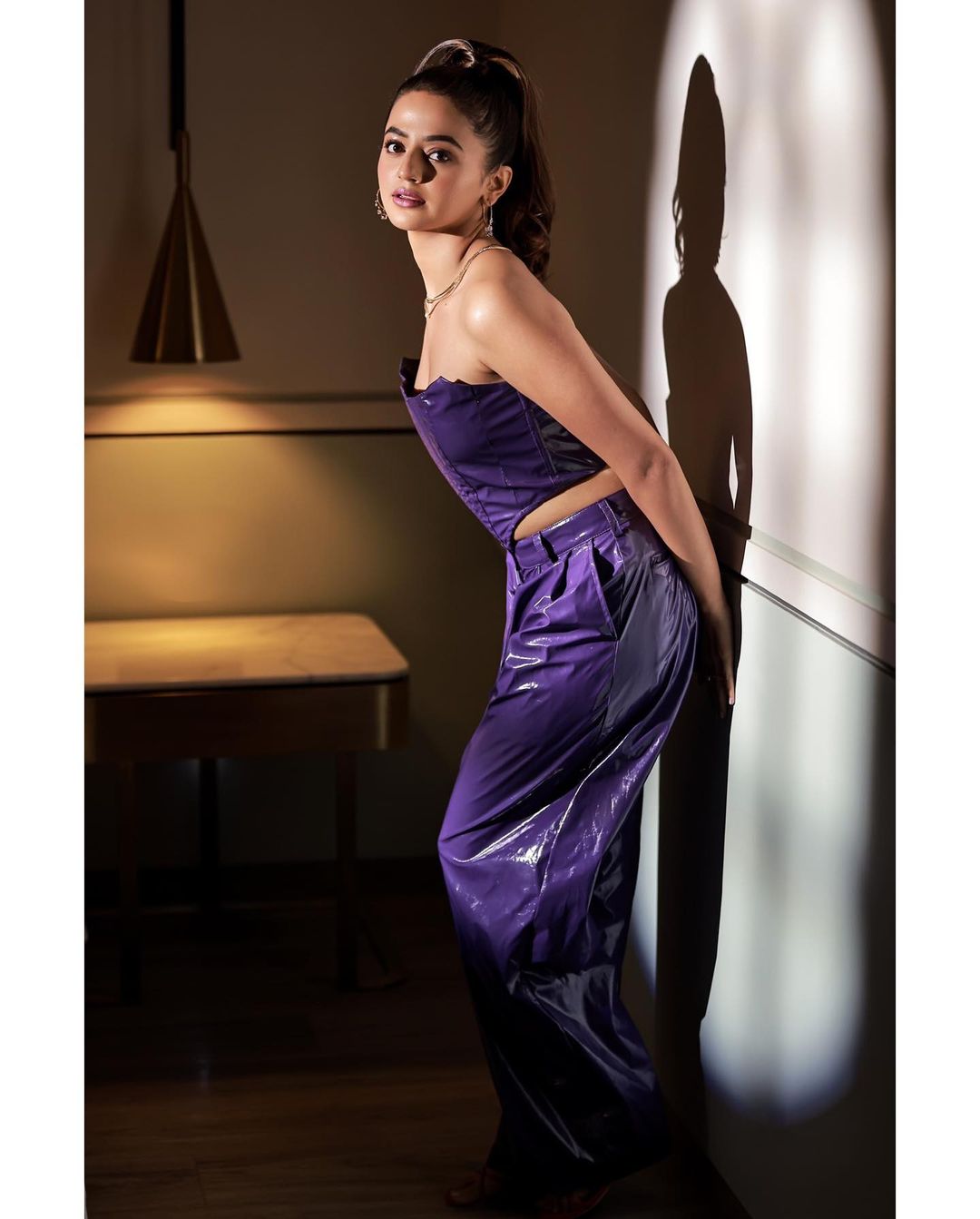 टीवी एक्ट्रेस हेली शाह ने लेदर लुक में अपनी लेटेस्ट तस्वीरों से सोशल मीडिया पर हलचल पैदा कर दी है। टीवी एक्ट्रेस हेली शाह छोटे पर्दे पर तो अपना जादू चलाती ही हैं। सोशल मीडिया पर भी अपनी खूबसूरती का जलवा बिखेरती रहती हैं।