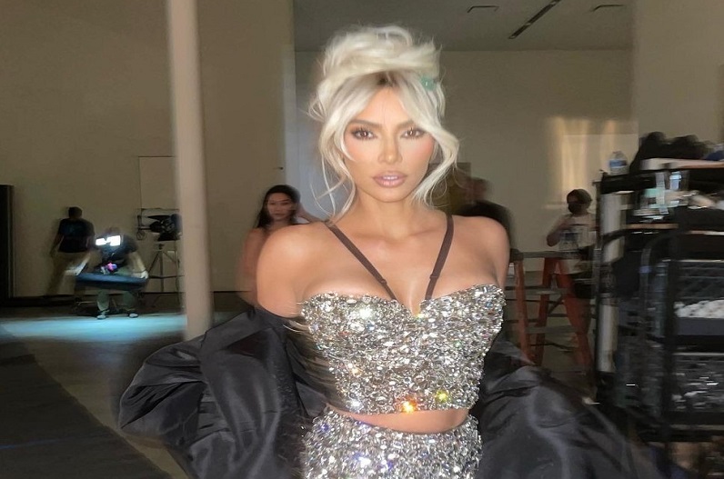 सिल्वर शॉर्ट्स में दिखा इस हॉटेस्ट का स्टनिंग लुक, कैमरे के सामने दिखाई दिलकश अदाएं