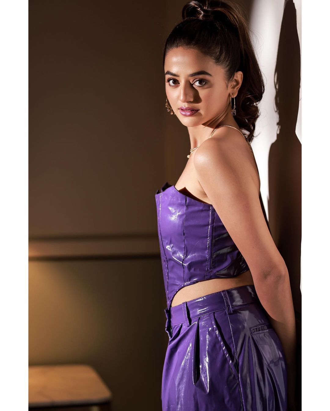 हेली शाह की गिनती टीवी की पॉपुलर एक्ट्रेस में होती है। हेली बेशक इन दिनों किसी टीवी शो में ना नजर आ रही हों लेकिन सोशल मीडिया पर खासा एक्टिव रहती है। हेली शाह की इन तस्वीरों को देख फैंस अपना दिल हार गए हैं। कोई उनकी खूबसूरती की तारीफ कर रहे हैं।