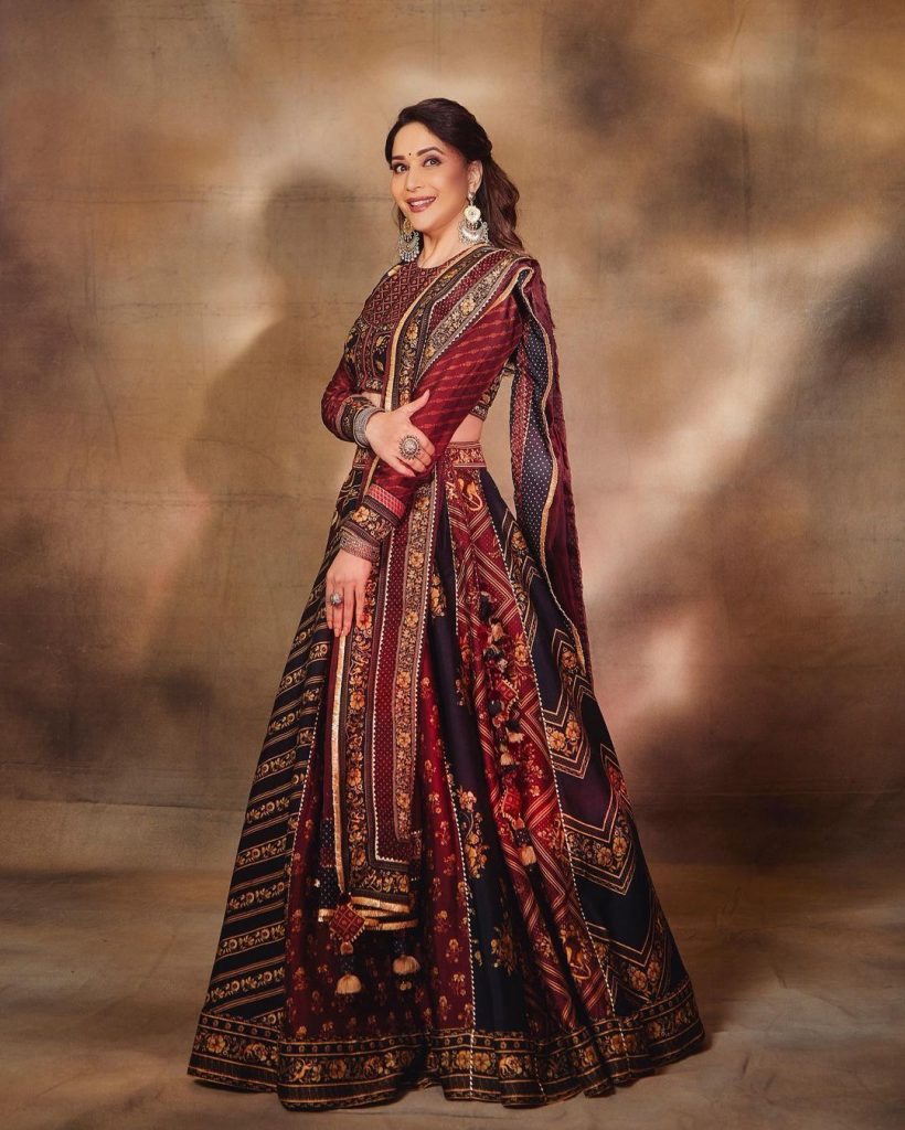 इन तस्वीरों में उनकी स्माइल तो कहर ढ़ा रही है। अपनी अदाओं से 'धकधक गर्ल' आज भी लाखों दिलों पर वार करती हैं। माधुरी दीक्षित की लेटेस्ट तस्वीरों से नजरे हटाना मुश्किल हो रहा है।