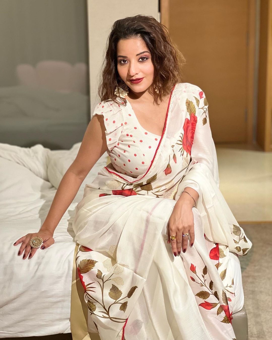 उन्होंने व्हाइट फ्लावर प्रिंट की साड़ी पहनी हुई है. जिसमें वह बेहद खूबसूरत नजर आ रही हैं.