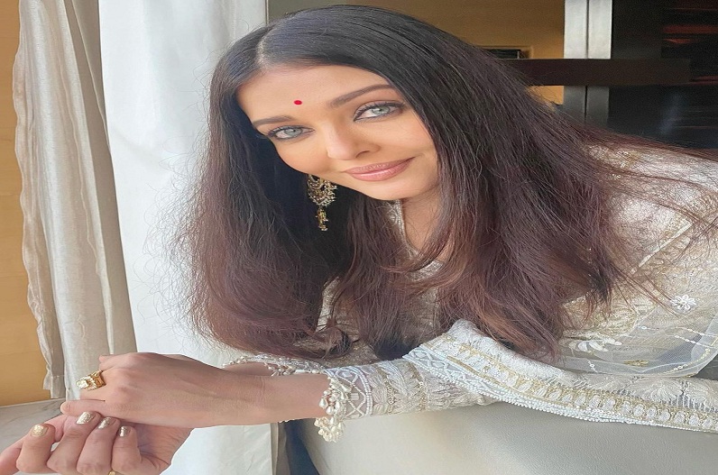 ‘ब्यूटी की मल्लिका’ ने अनारकली शूट में बिखेरा जलवा, तस्वीरें देख फैंस बोले- अप्सरा से कम नहीं..