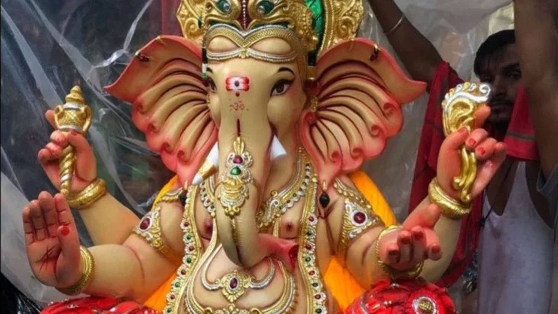 शिव महापुराण के मुताबिक, गणेश जी का शरीर लाल और हरे रंग का होता है.