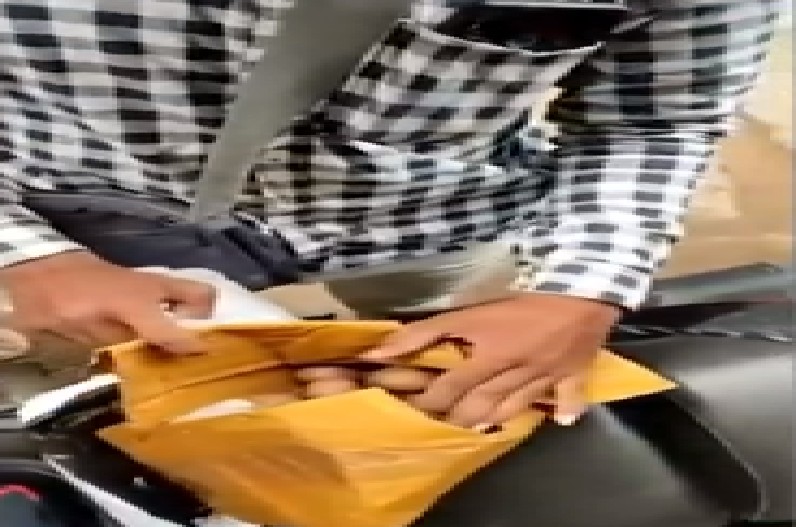 ऑनलाइन शॉपिंग में घोटाला! मंगाया ड्रोन कैमरा… कंपनी ने थमाया आलू से भरा डिब्बा फिर…..