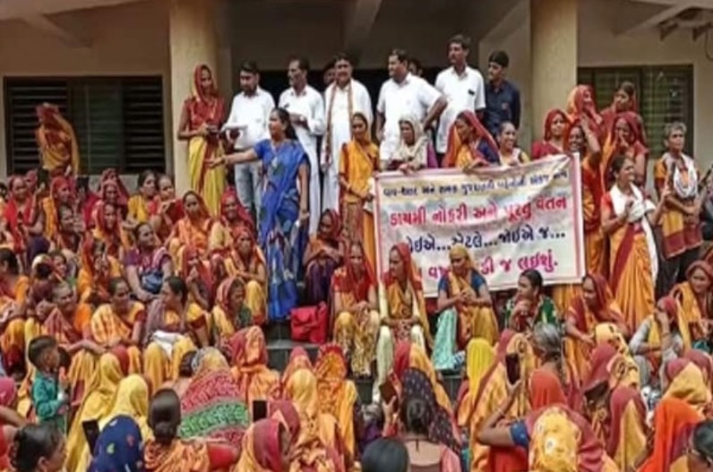 कांग्रेस विधायक ने आंगनबाडी कार्यकर्ताओं का किया समर्थन, पुलिसकर्मियों की उंगलियां काटने की दी धमकी