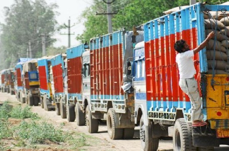 एक हफ्ते से नहीं घूमे दो हजार ट्रकों के पहिए… इस मांग पर अड़ा मोटर एसोसिएशन