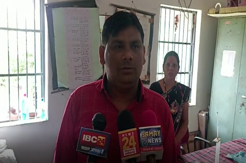 मध्यान्ह भोजन में बड़ी लापरवाही! खाने की थाली में मिलते हैं सिर के बाल, कांच के टुकड़े और पत्थर