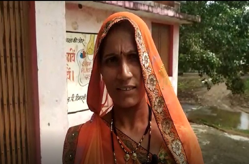 अनोखा विरोध! सचिव के पंचायत नहीं आने पर भैंस के सामने रखी समस्या, प्रशासन के खिलाफ लगाए नारे..जानें मामला