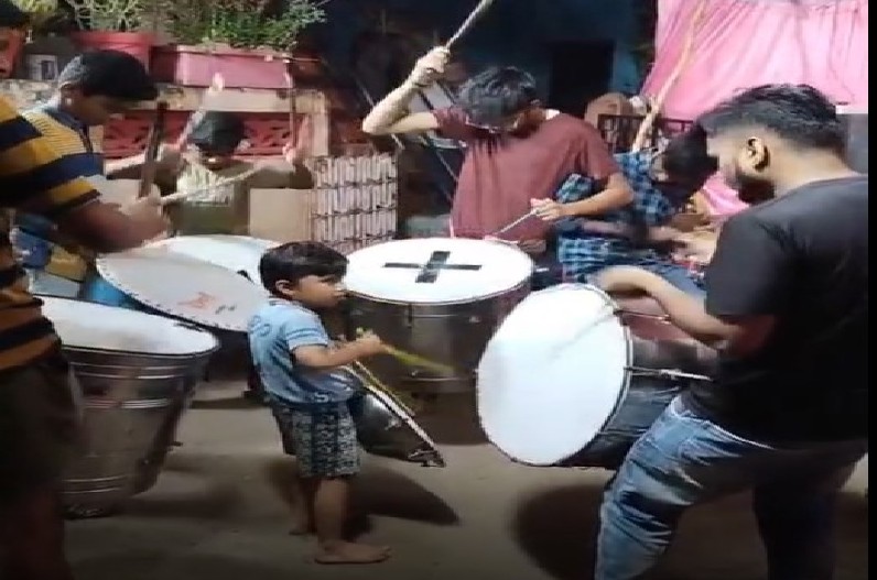 गणेश पंडाल में बैंड वालो के साथ ताल मिलाता दिखा नन्हा उस्ताद, वीडियो हो रहा है वायरल