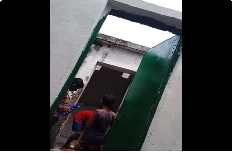 स्कूली बच्चों से टॉयलेट में करवाया जा रहा था ये काम, वायरल वीडियो देख शर्म से झुक जाएगा सिर