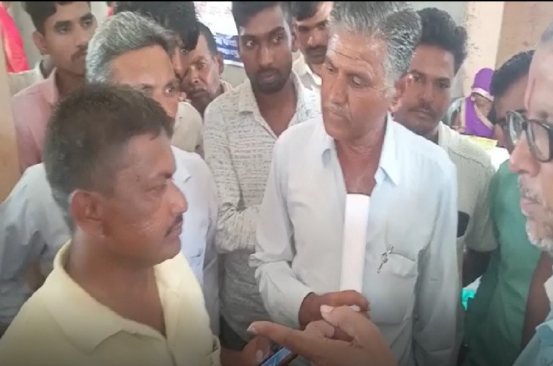 5 हजार रुपए देने के बाद भी नहीं आया पीएम आवास योजना में नाम, ग्रामीणों ने सचिव को सरेआम जड़ा तमाचा