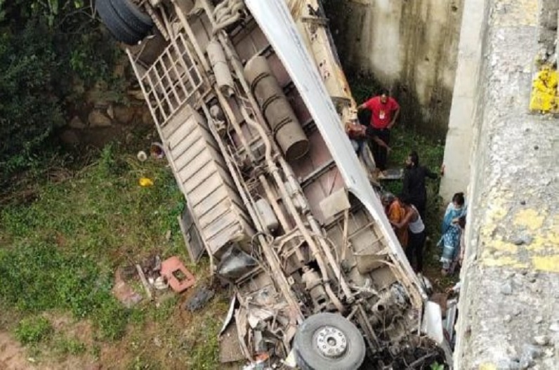 दर्दनाक हादसाः पुल से गिरी यात्रियों से भरी बस, 7 लोगों की मौत, कई घायल