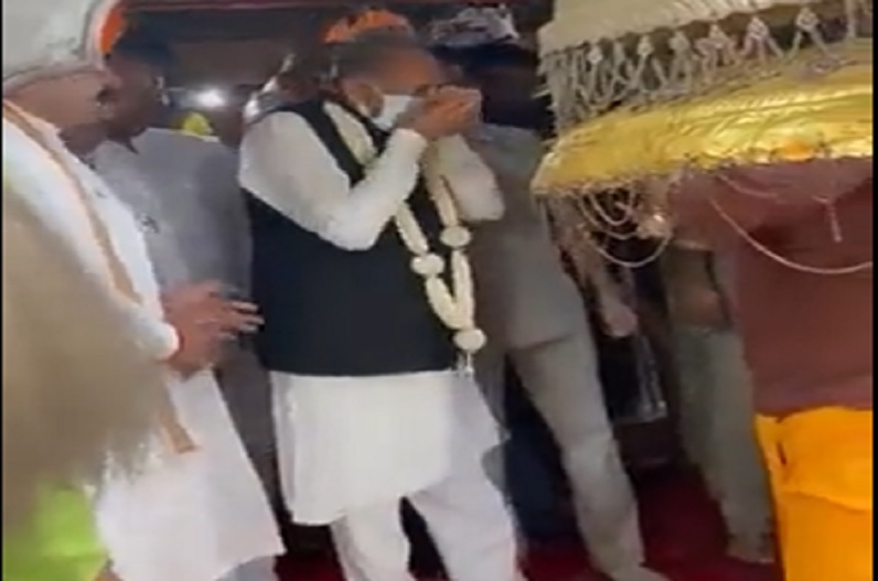 ये क्या सीएम साहब…बिना मास्क उतारे ही पी गए चरणामृत, अशोक गहलोत हुए ट्रोल, वीडियो वायरल